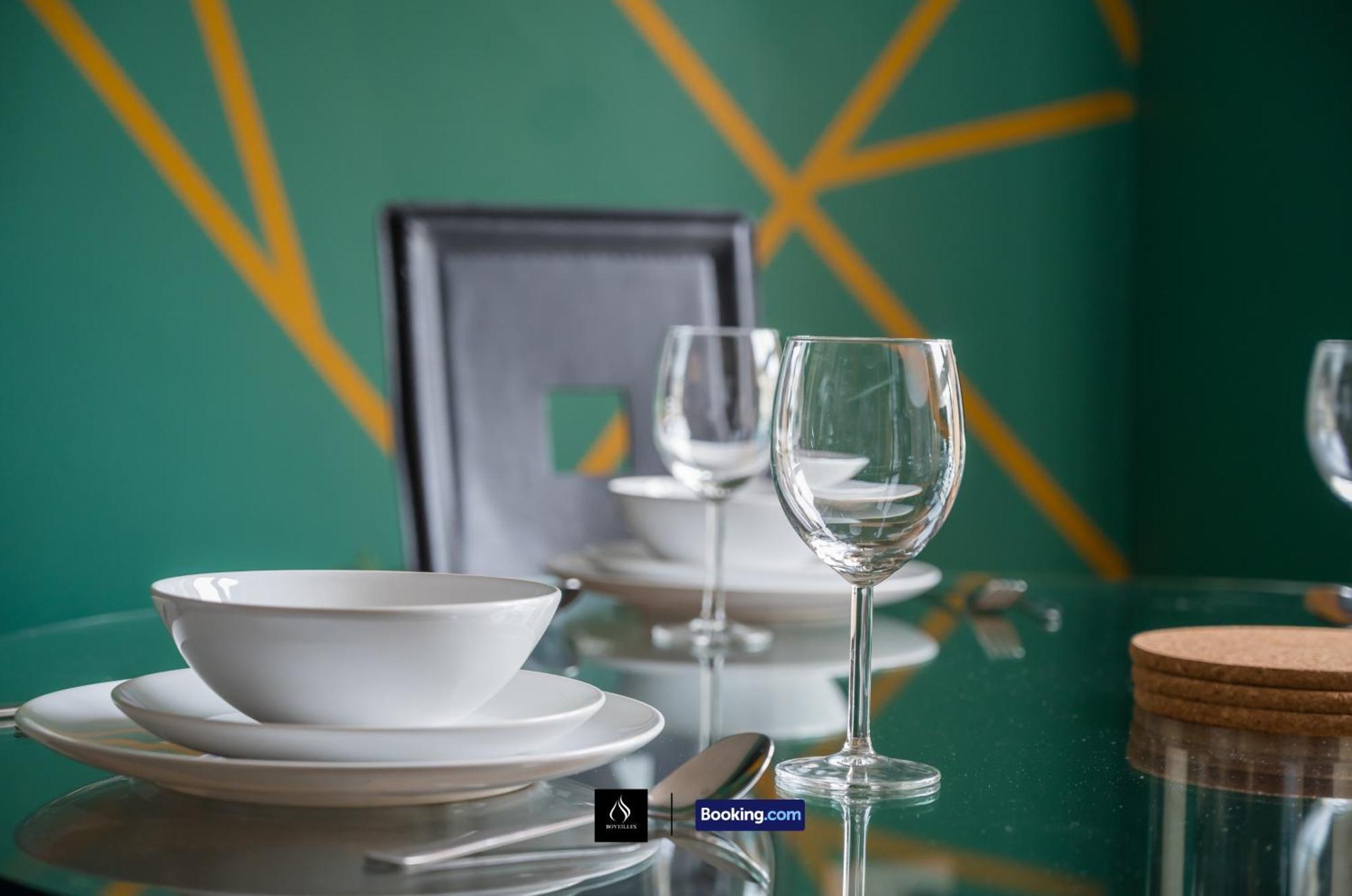 2 Bed House By Boyeilles Apartments Short Lets & Serviced Accommodation Belfast With Balcony & Free Parking 外观 照片