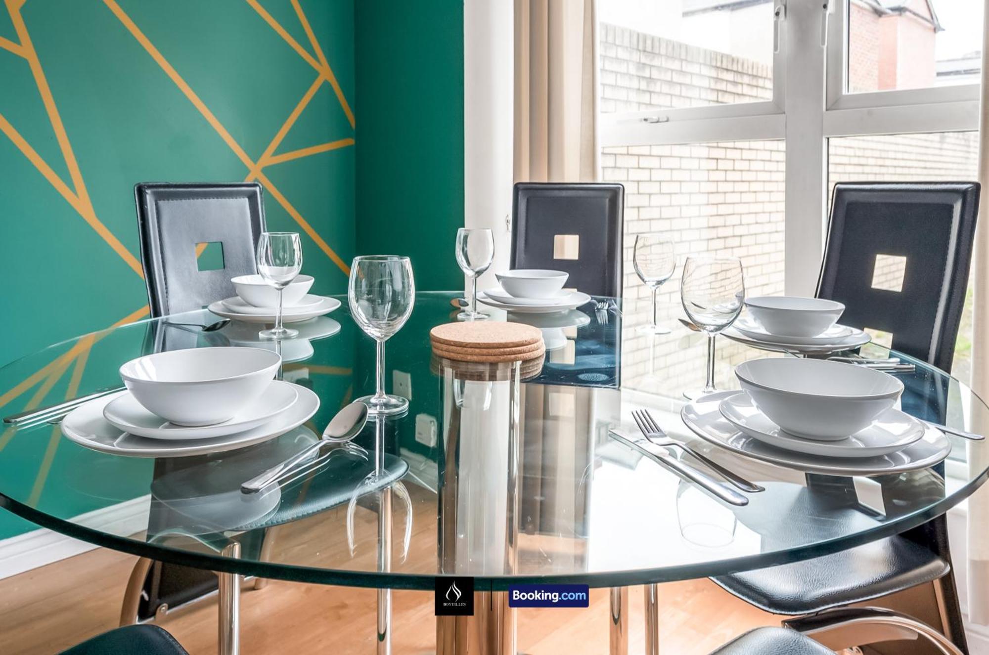 2 Bed House By Boyeilles Apartments Short Lets & Serviced Accommodation Belfast With Balcony & Free Parking 外观 照片