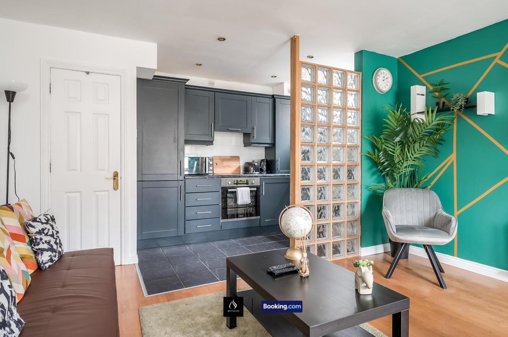 2 Bed House By Boyeilles Apartments Short Lets & Serviced Accommodation Belfast With Balcony & Free Parking 外观 照片