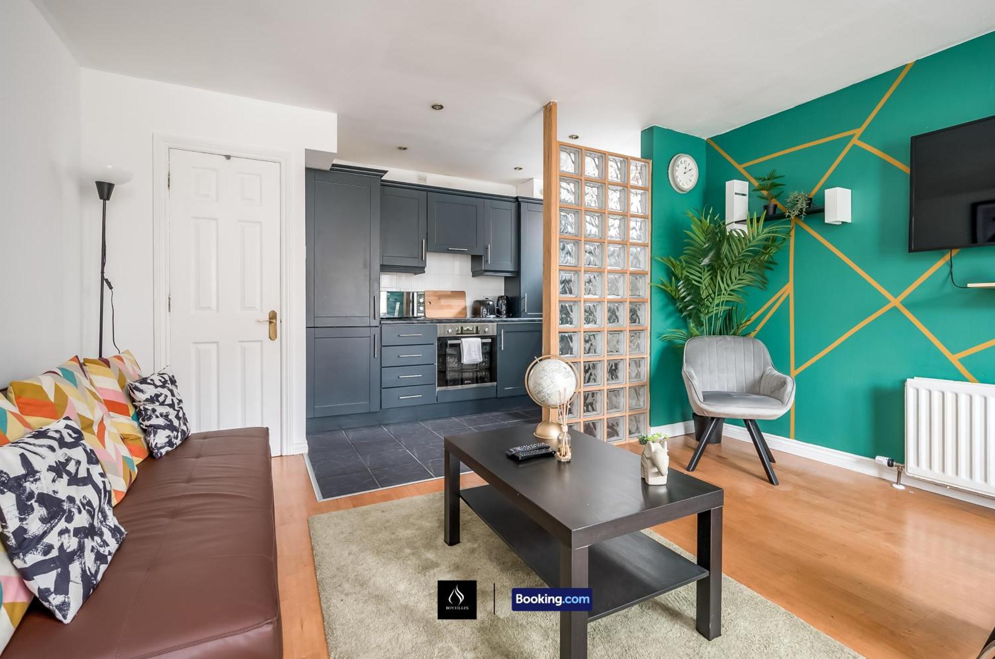 2 Bed House By Boyeilles Apartments Short Lets & Serviced Accommodation Belfast With Balcony & Free Parking 外观 照片