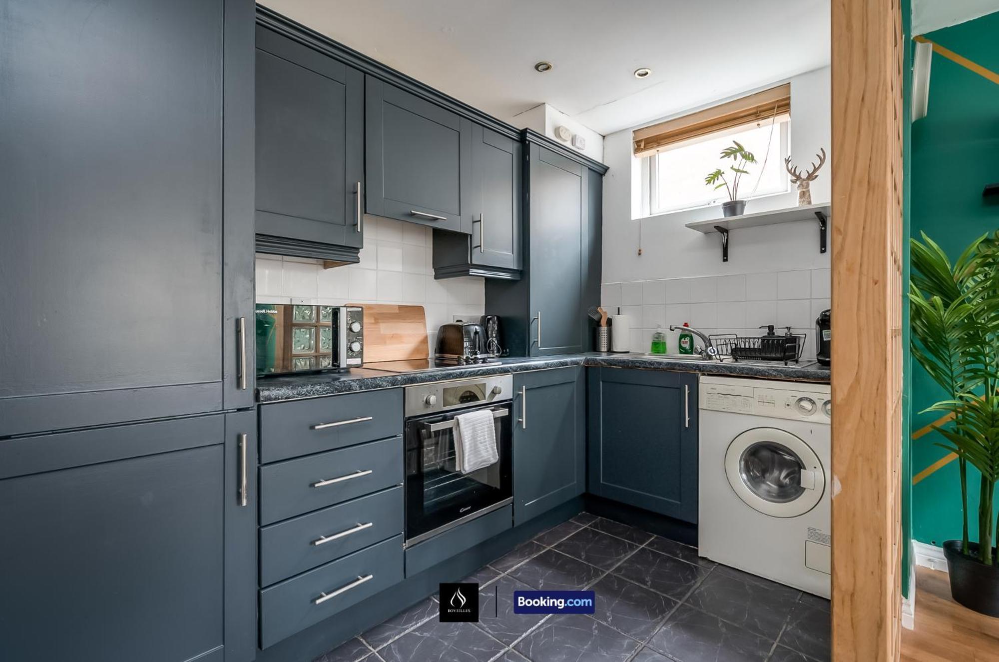2 Bed House By Boyeilles Apartments Short Lets & Serviced Accommodation Belfast With Balcony & Free Parking 外观 照片