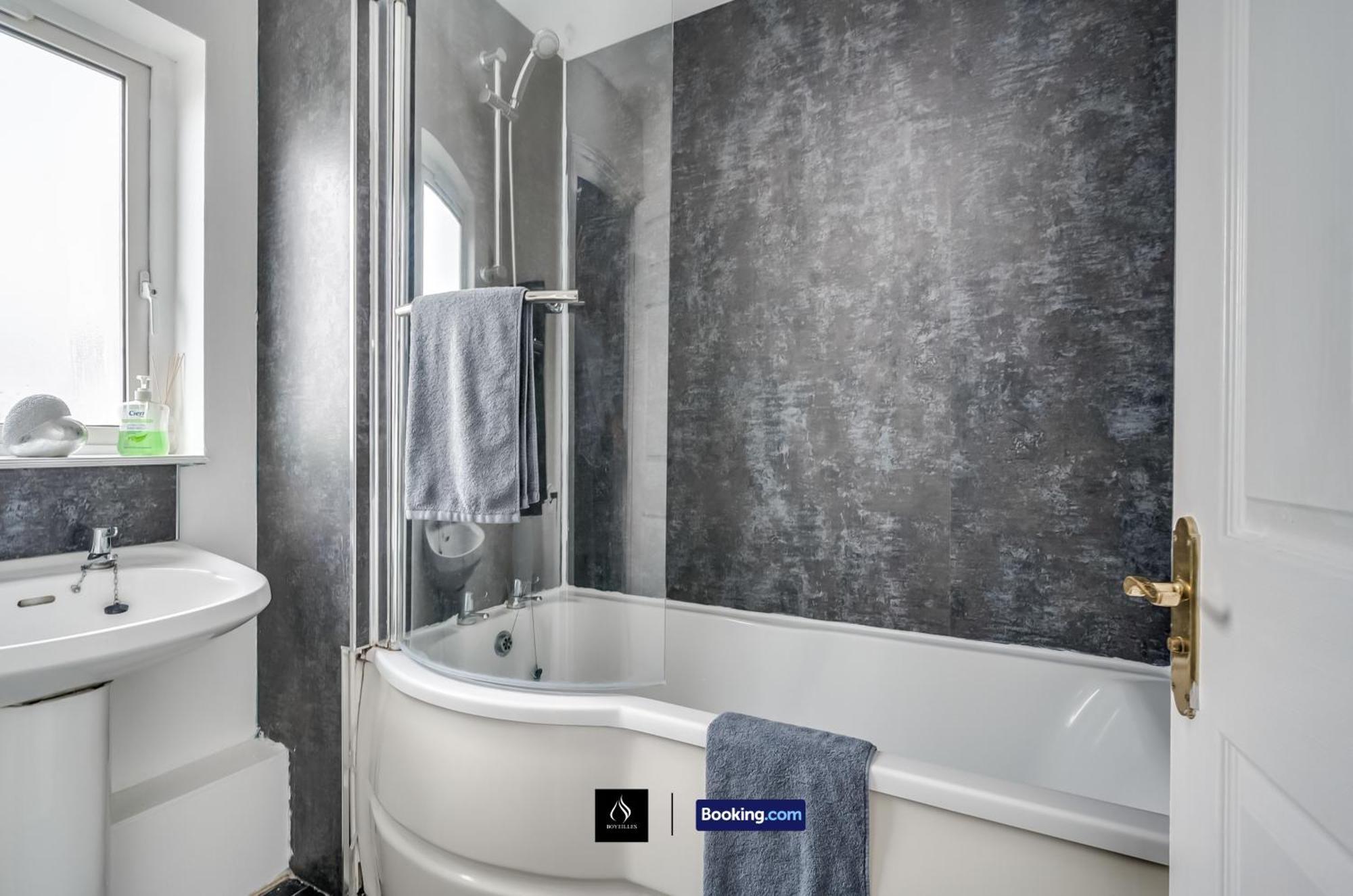 2 Bed House By Boyeilles Apartments Short Lets & Serviced Accommodation Belfast With Balcony & Free Parking 外观 照片